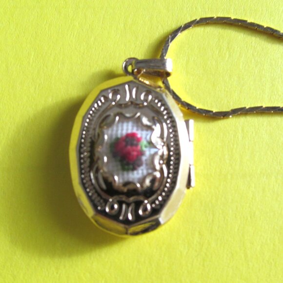 Vintage Petit point locket necklace - Picture 3 of 8